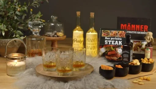 Whisky Geschenkset Nicht Nur Für Whisky Liebhaber:innen, 8 Granit Whisky Steine, 2 Whiskygläser, Eiswürfelzange Und Samtbeutel In Toller Holz Geschenkbox. Neidfaktor Inclusive – Bild 6