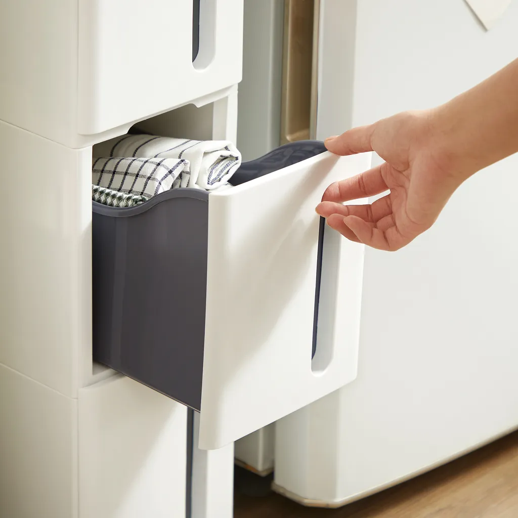 SONGMICS Küchenregal, Nischenregal Mit Rollen, Schmaler Rollwagen Mit 4 Schubladen, Mobil, Ausziehbar, Badregal, Küchenschrank Mit Rädern, PP-Kunststoff, Platzsparend, 45 X 17 X 84 Cm, Weiß-grau KFR008G01 4 SONGMICS Küchenregal, Nischenregal Mit Rollen, Schmaler Rollwagen Mit 4 Schubladen, Mobil, Ausziehbar, Badregal, Küchenschrank Mit Rädern, PP-Kunststoff, Platzsparend, 45 X 17 X 84 Cm, Weiß-grau KFR008G01 – Bild 4