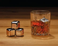 Whisky Geschenk-Set Mit 2 Gläsern, Eiswürfeln Aus Edelstahl, Zange, Samtbeutel In Einer Schönen Holzbox 27 Whisky Geschenk-Set Mit 2 Gläsern, Eiswürfeln Aus Edelstahl, Zange, Samtbeutel In Einer Schönen Holzbox -Qualitätsladen Für Geschirr c35d68c3437388441d1681e52ad6adec