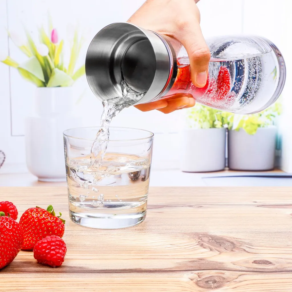 Wasserkaraffe Glas 1 L Mit Früchtespieß Edelstahl Ausguss 2 Wasserkaraffe Glas 1 L Mit Früchtespieß Edelstahl Ausguss – Bild 2